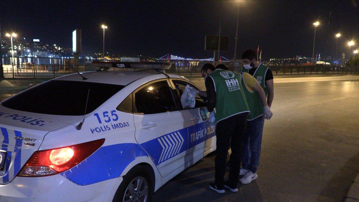 İHH’dan emniyet mensuplarına sahurluk ikramı