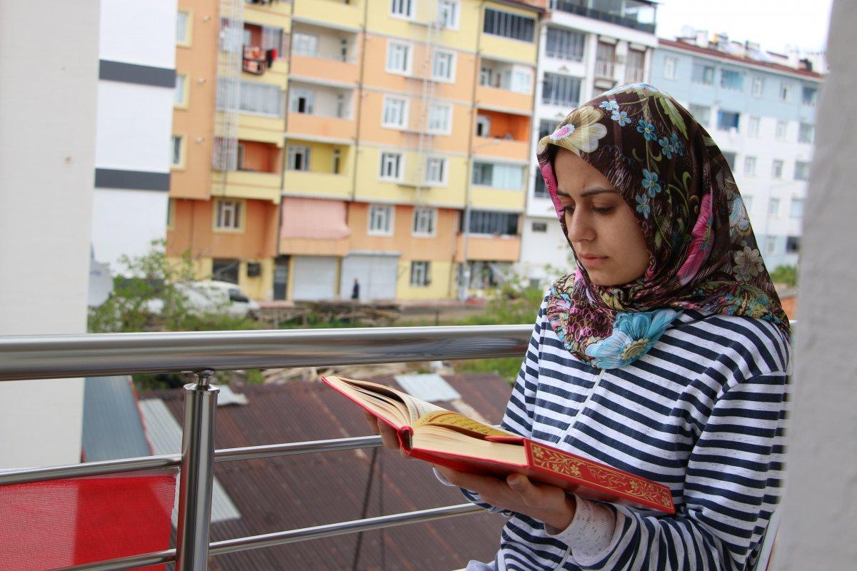 Elazığ'da korona nedeniyle balkonlarda mukabele geleneği