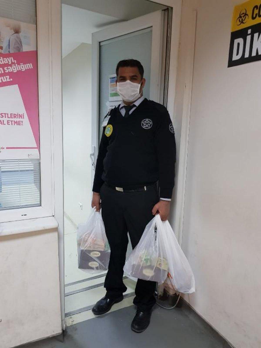 76 yaşındaki kadın, sağlıkçıları kendi elleriyle besliyor