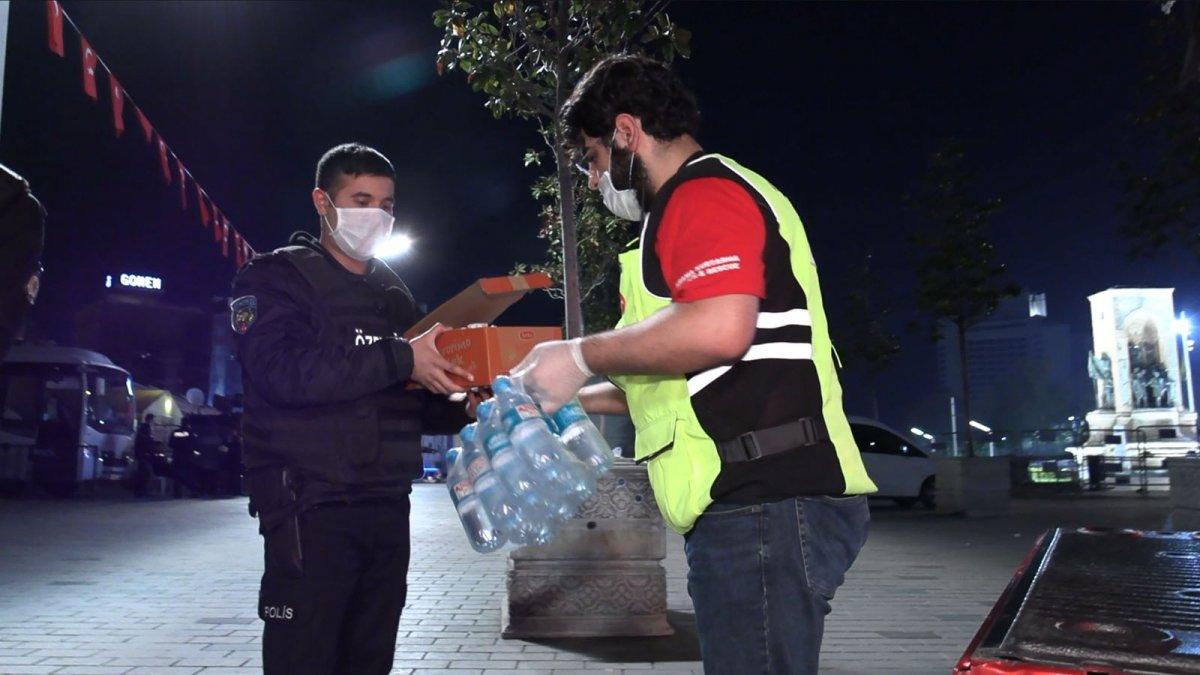 İHH’dan emniyet mensuplarına sahurluk ikramı