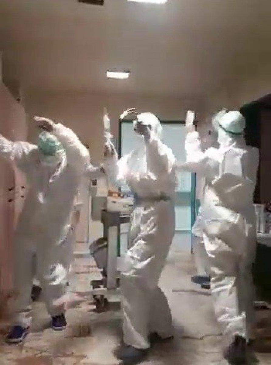 Yoğun bakım hastası kalmayan sağlıkçıların mutluluğu