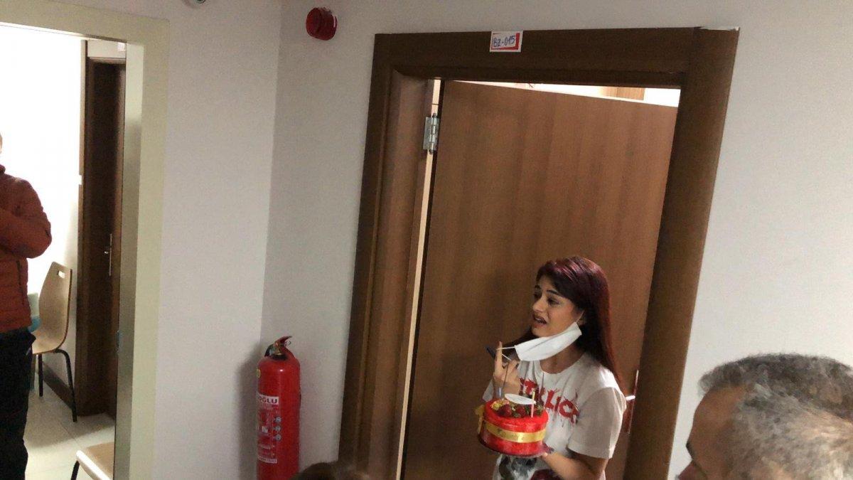 Karantina yurdundan kemanlı şarkılı doğum günü sürprizi