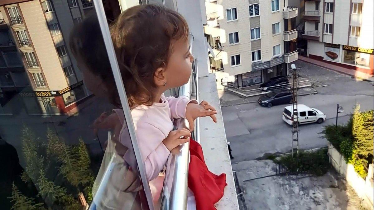 2.5 yaşındaki minikten sokakta dolaşanlara ilginç tepki