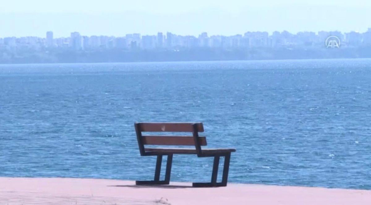 Konyaaltı sahilini boş görünce dayanamadı, cezayı yedi