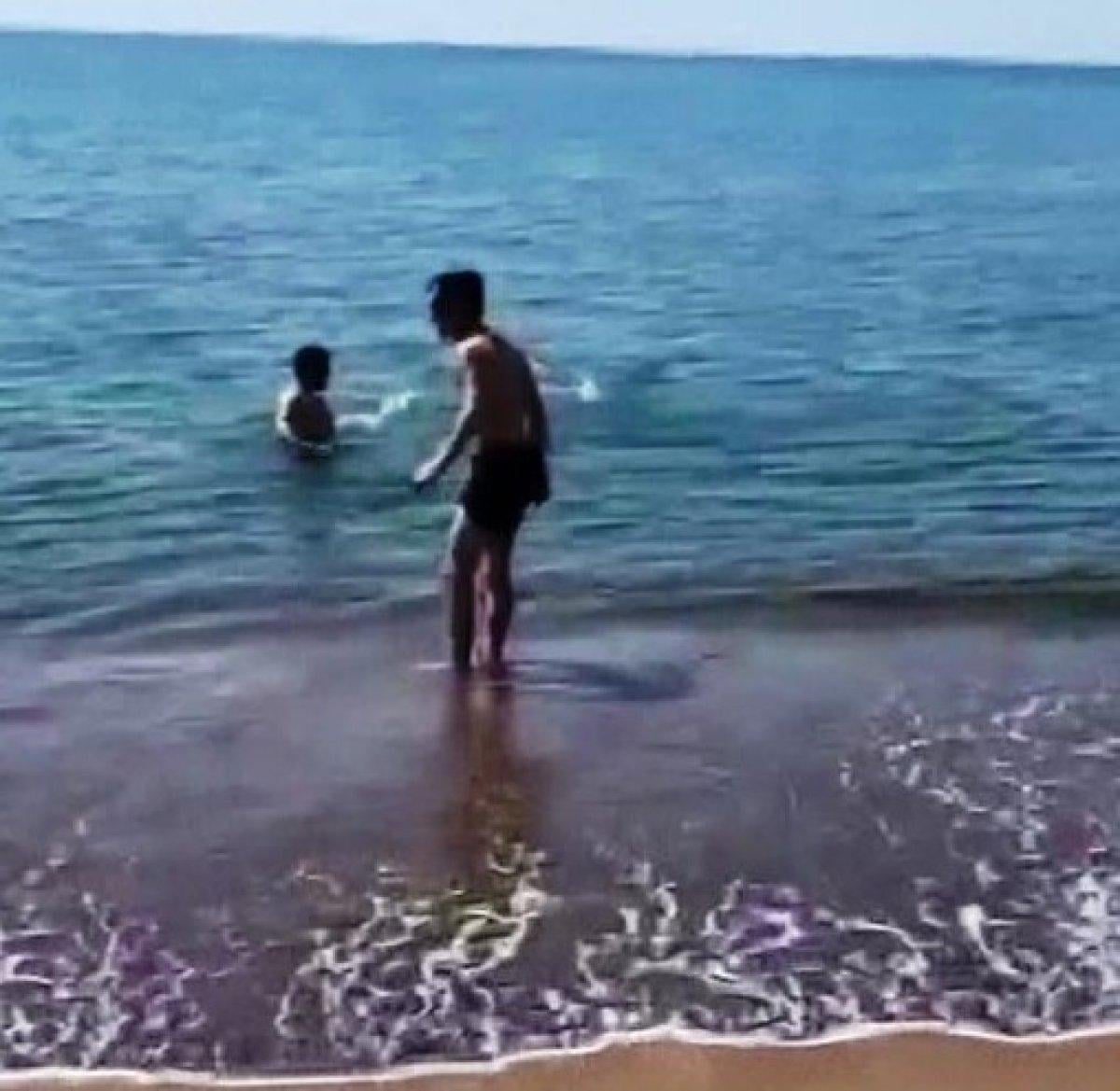 Konyaaltı sahilini boş görünce dayanamadı, cezayı yedi