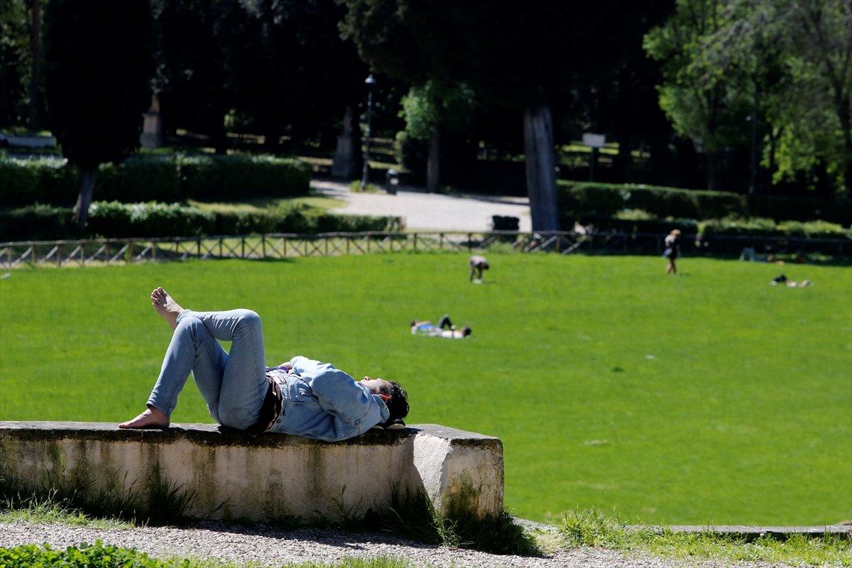 İtalyanlar 52 gün sonra parklarda güneşlendi