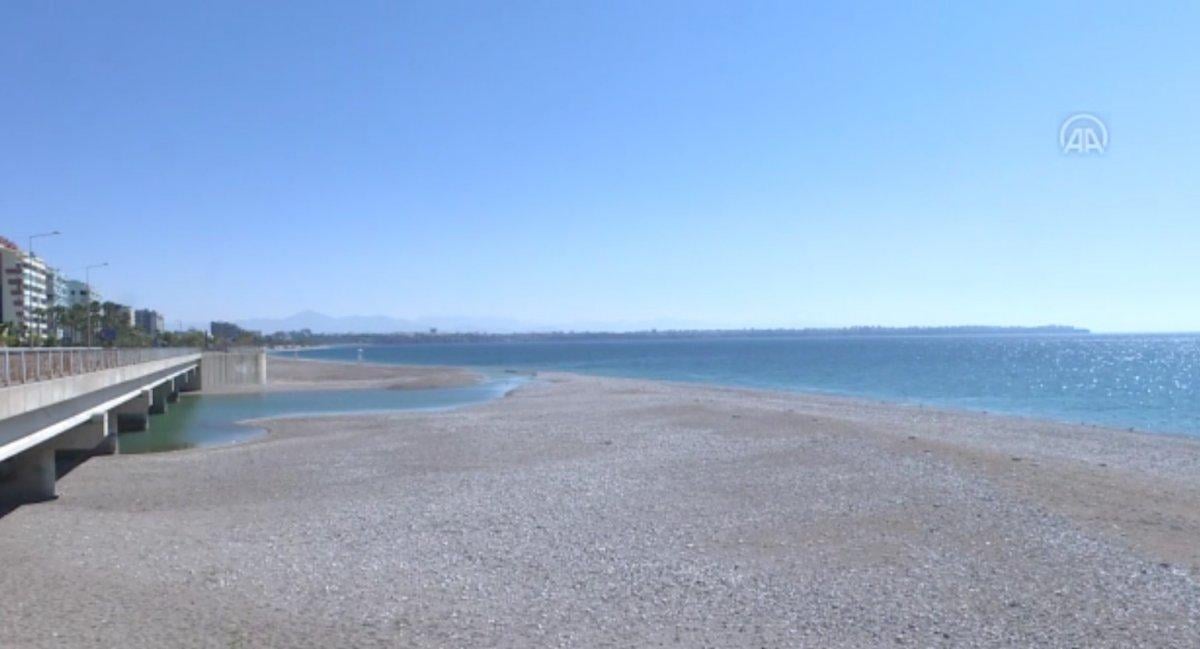 Konyaaltı sahilini boş görünce dayanamadı, cezayı yedi