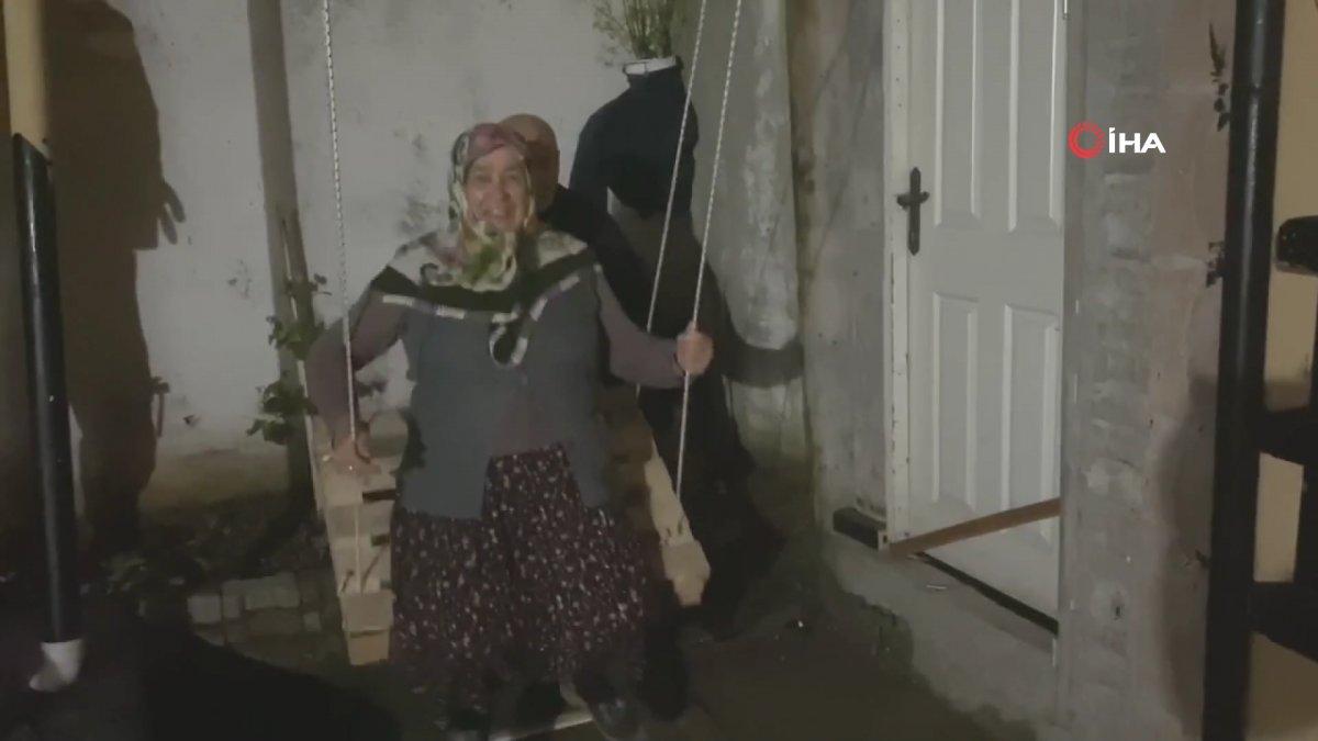 Evden çıkamayan yaşlı çiftin, türkülü salıncak eğlencesi