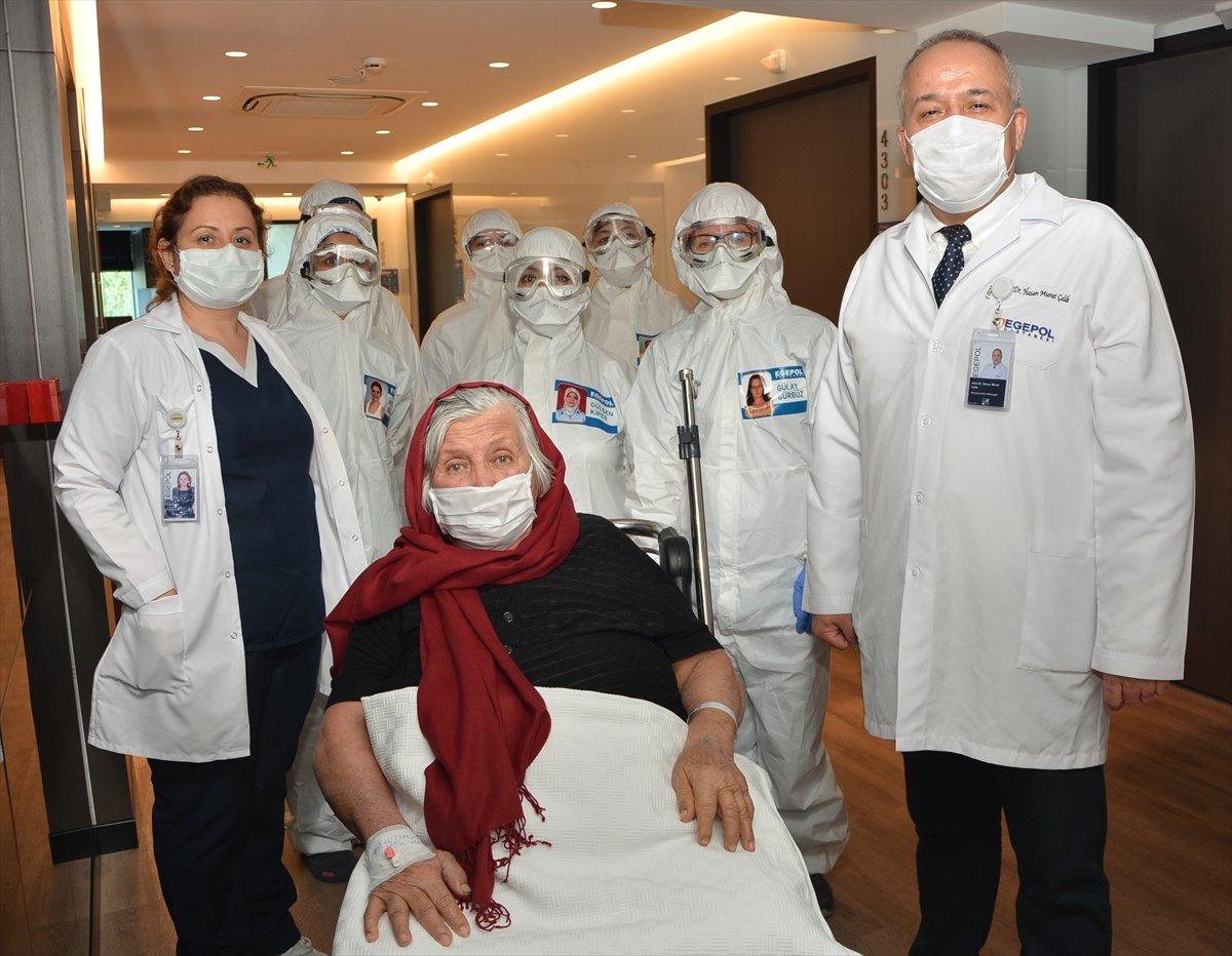 İzmir'de korona tedavisi biten 92 yaşındaki kadın evine uğurlandı