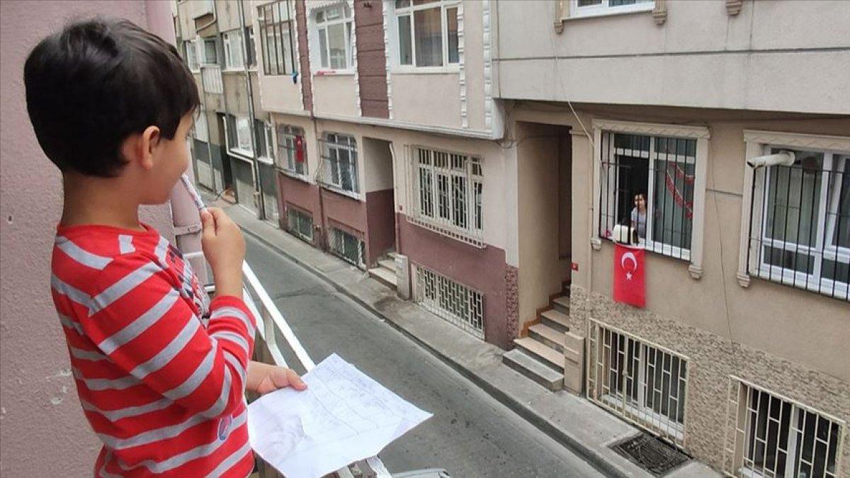 Çocuklar camdan cama isim-şehir oynadı