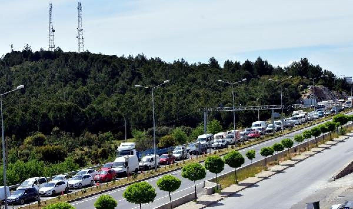 Muğla'da araç kuyruğu 4 kilometreye ulaştı
