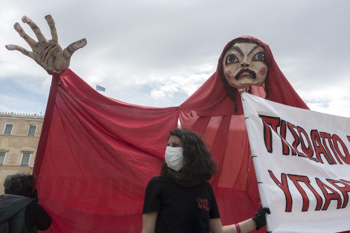 Yunanistan'da sanatçılardan protesto