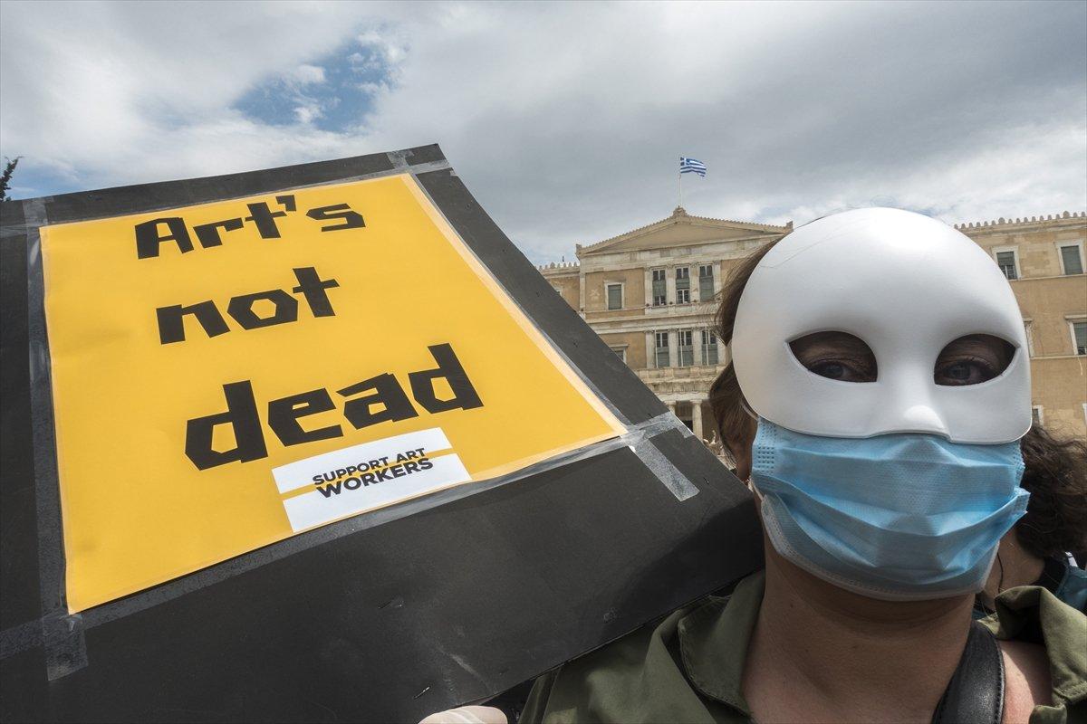 Yunanistan'da sanatçılardan protesto