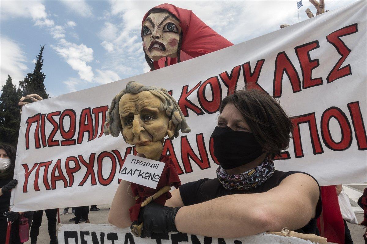 Yunanistan'da sanatçılardan protesto