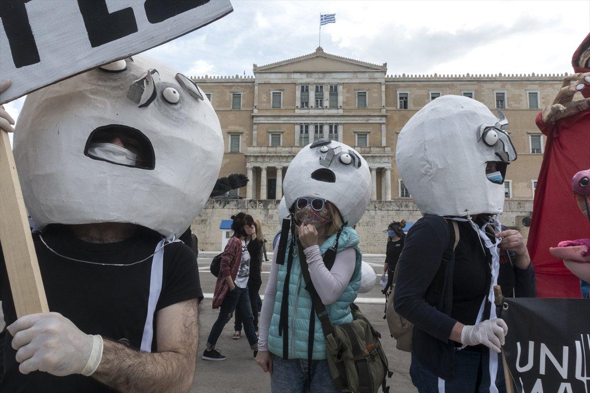 Yunanistan'da sanatçılardan protesto