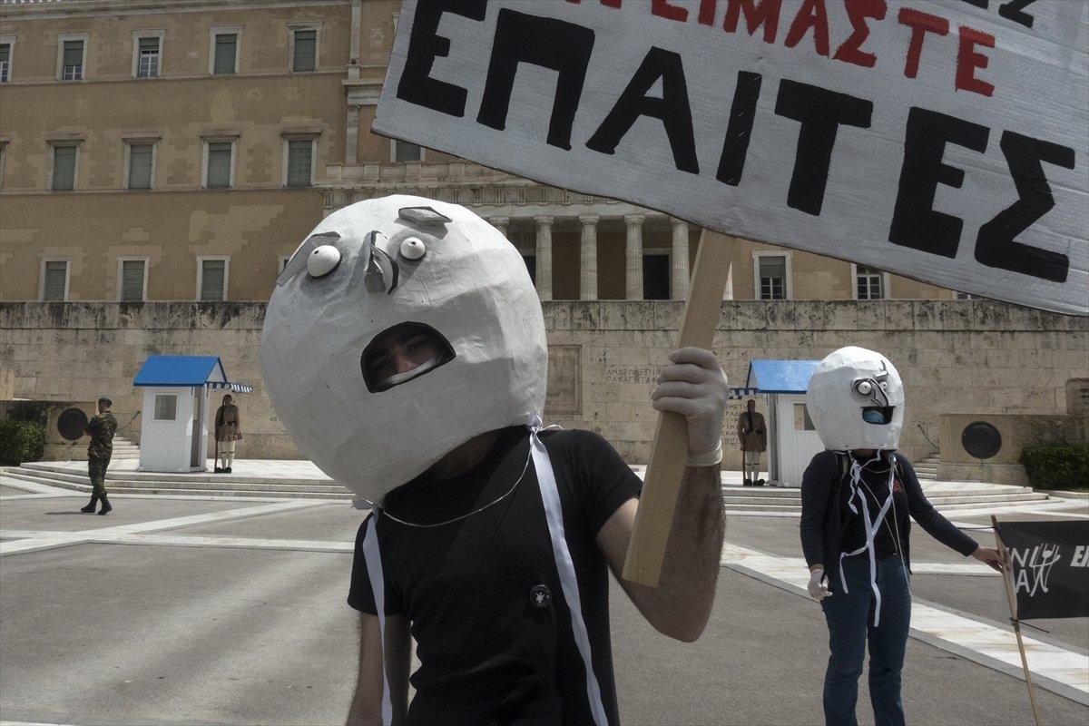 Yunanistan'da sanatçılardan protesto
