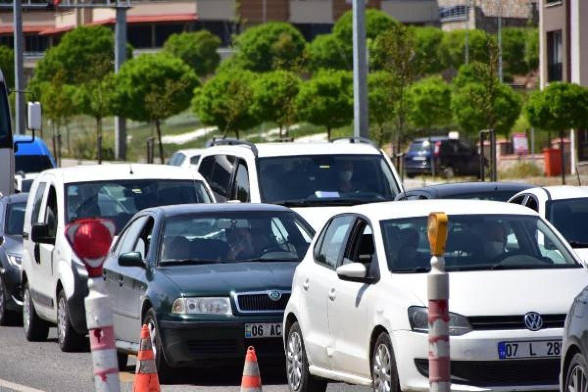 Muğla'da araç kuyruğu 4 kilometreye ulaştı