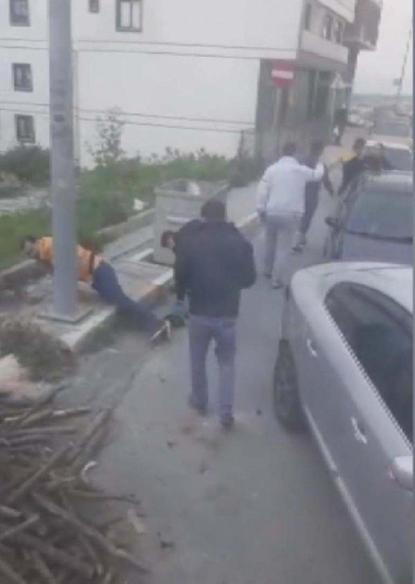 Arnavutköy'de bekçinin sopalı saldırganı vurduğu an