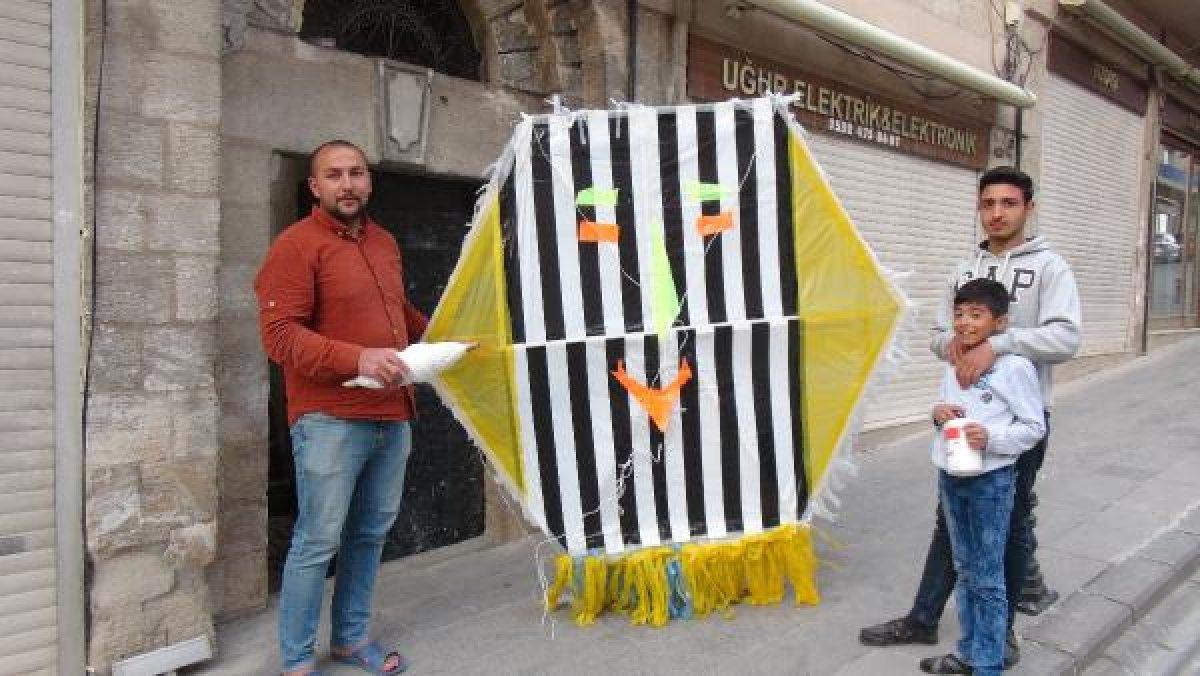 Sosyal medyadan haberleşip, her gün uçurtma uçuruyorlar