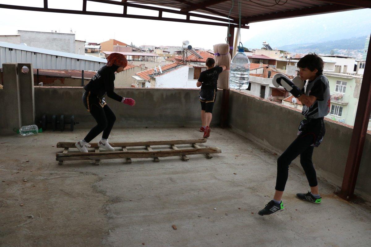 Korona engel olamadı, ev çatısı spor salonuna dönüştü