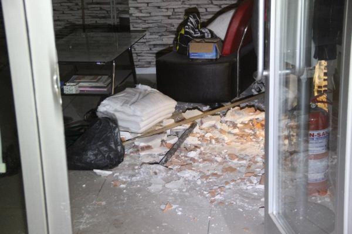 Duvarı kırıp, kuyumcudan 400 bin TL'lik altın çaldılar