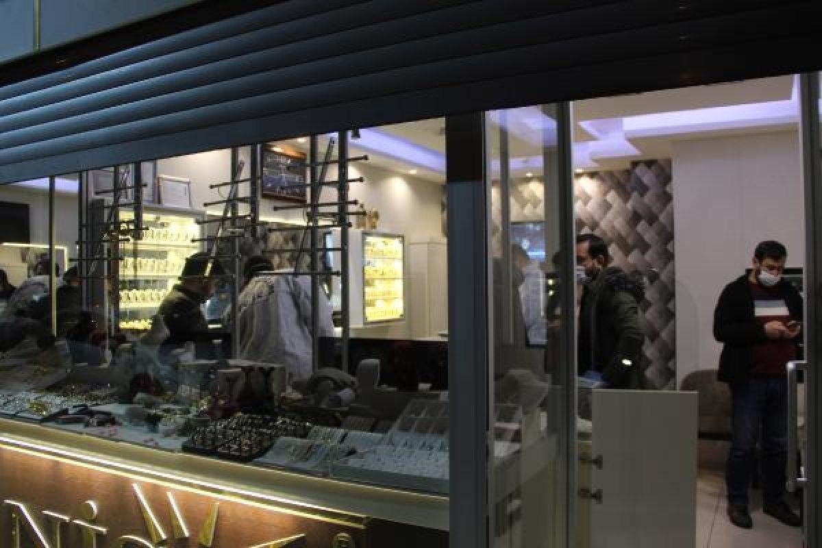 Duvarı kırıp, kuyumcudan 400 bin TL'lik altın çaldılar