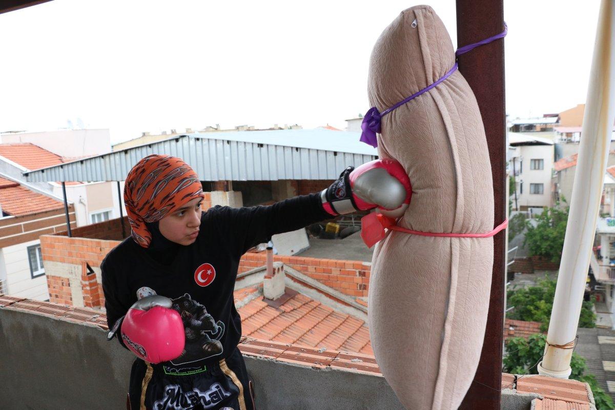 Korona engel olamadı, ev çatısı spor salonuna dönüştü