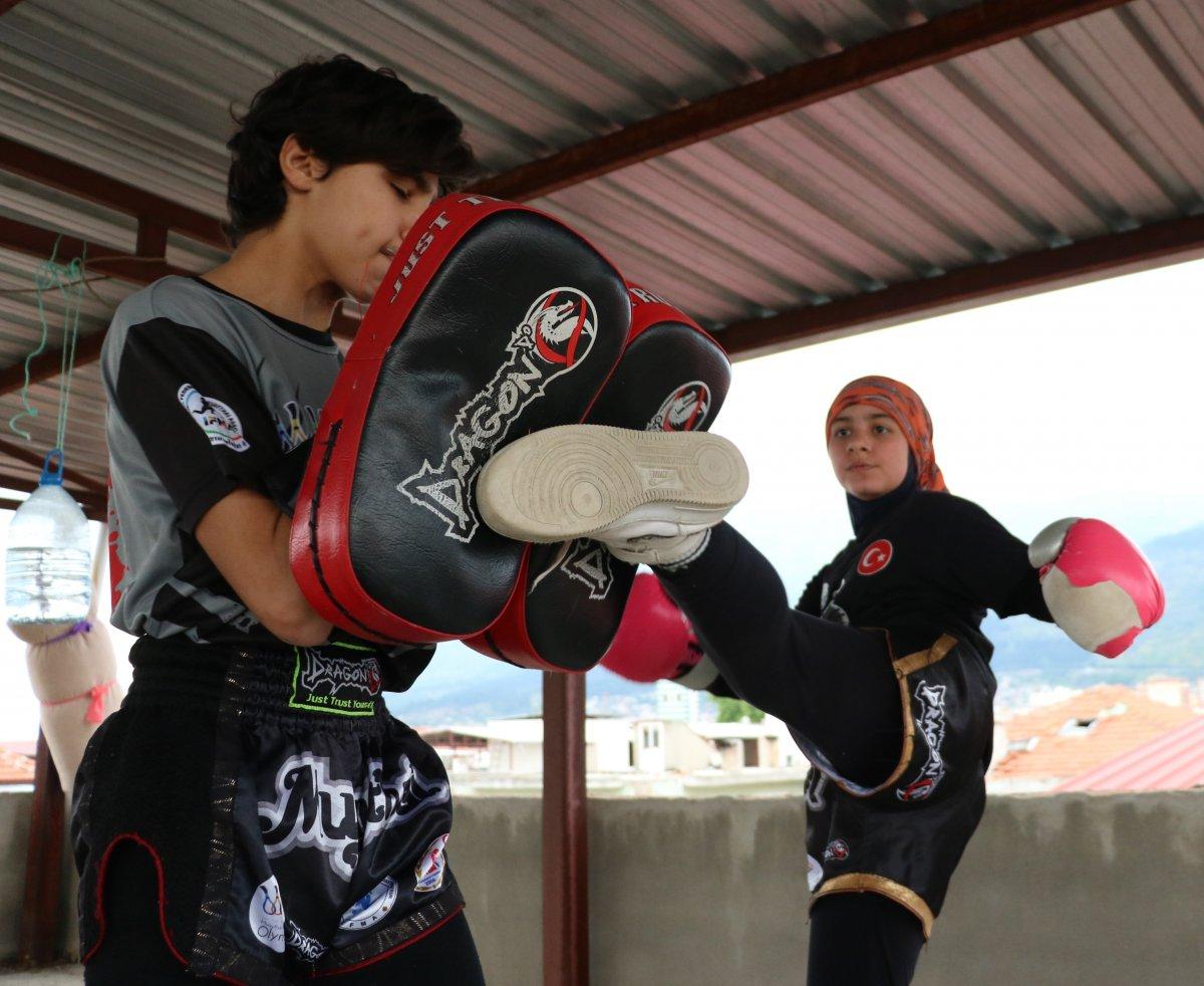 Korona engel olamadı, ev çatısı spor salonuna dönüştü