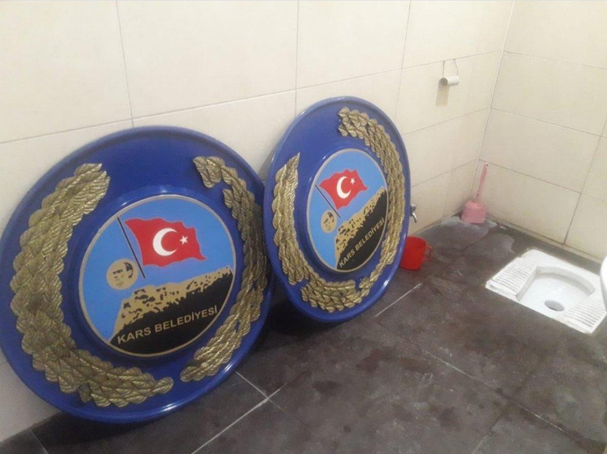 Kars Belediyesi, Türk bayraklı tabelayı tuvalete koydu