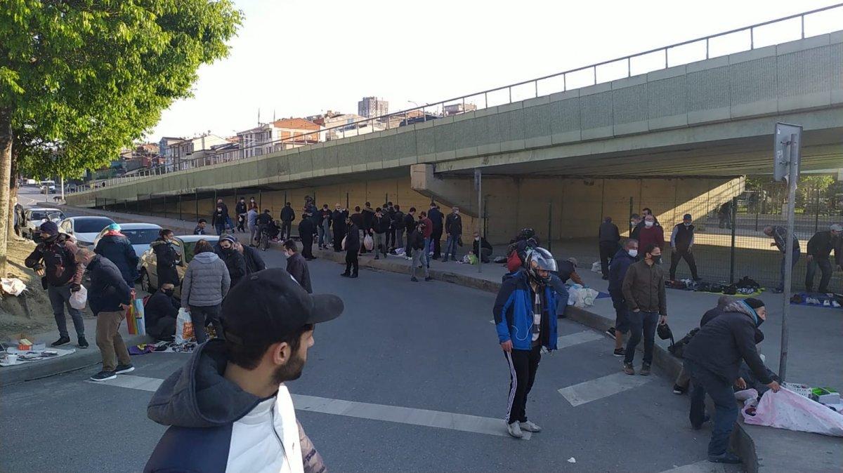 Bayrampaşa’da pes dedirten 'sosyal mesafe' görüntüsü