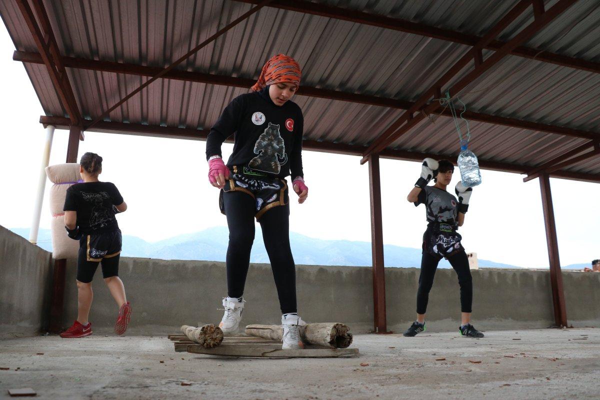 Korona engel olamadı, ev çatısı spor salonuna dönüştü