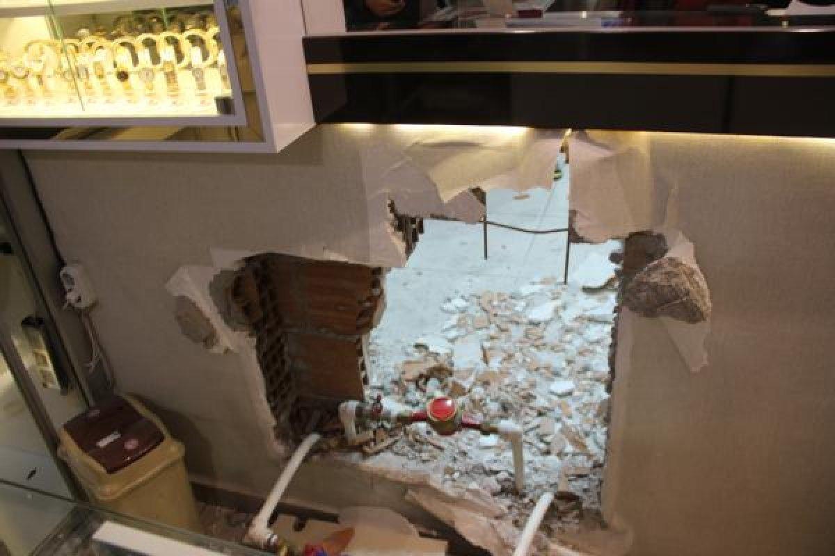 Duvarı kırıp, kuyumcudan 400 bin TL'lik altın çaldılar