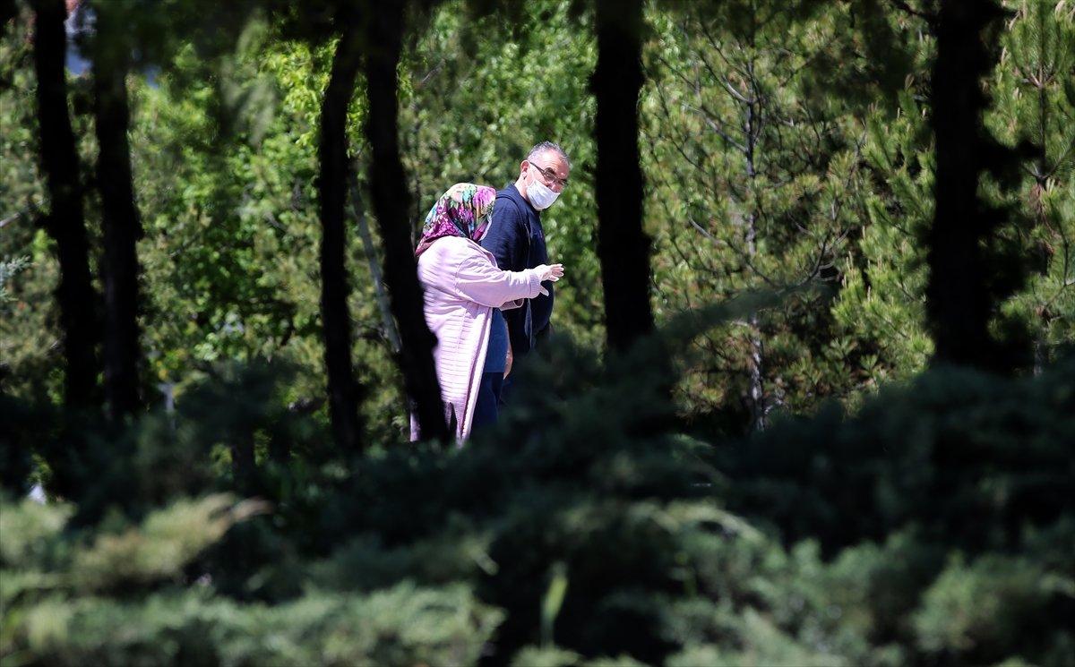 65 yaş üstü vatandaşlar dışarıya çıktı