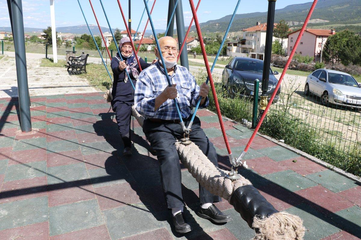 Safranbolu'da yaşlı çift parkta sallanarak eğlendi