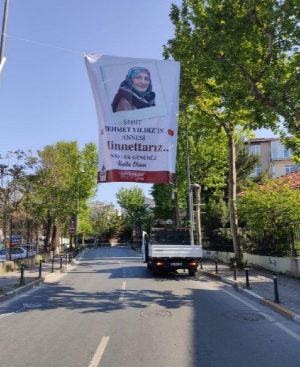 Beyoğlu sokaklarına annelerin fotoğrafları asıldı