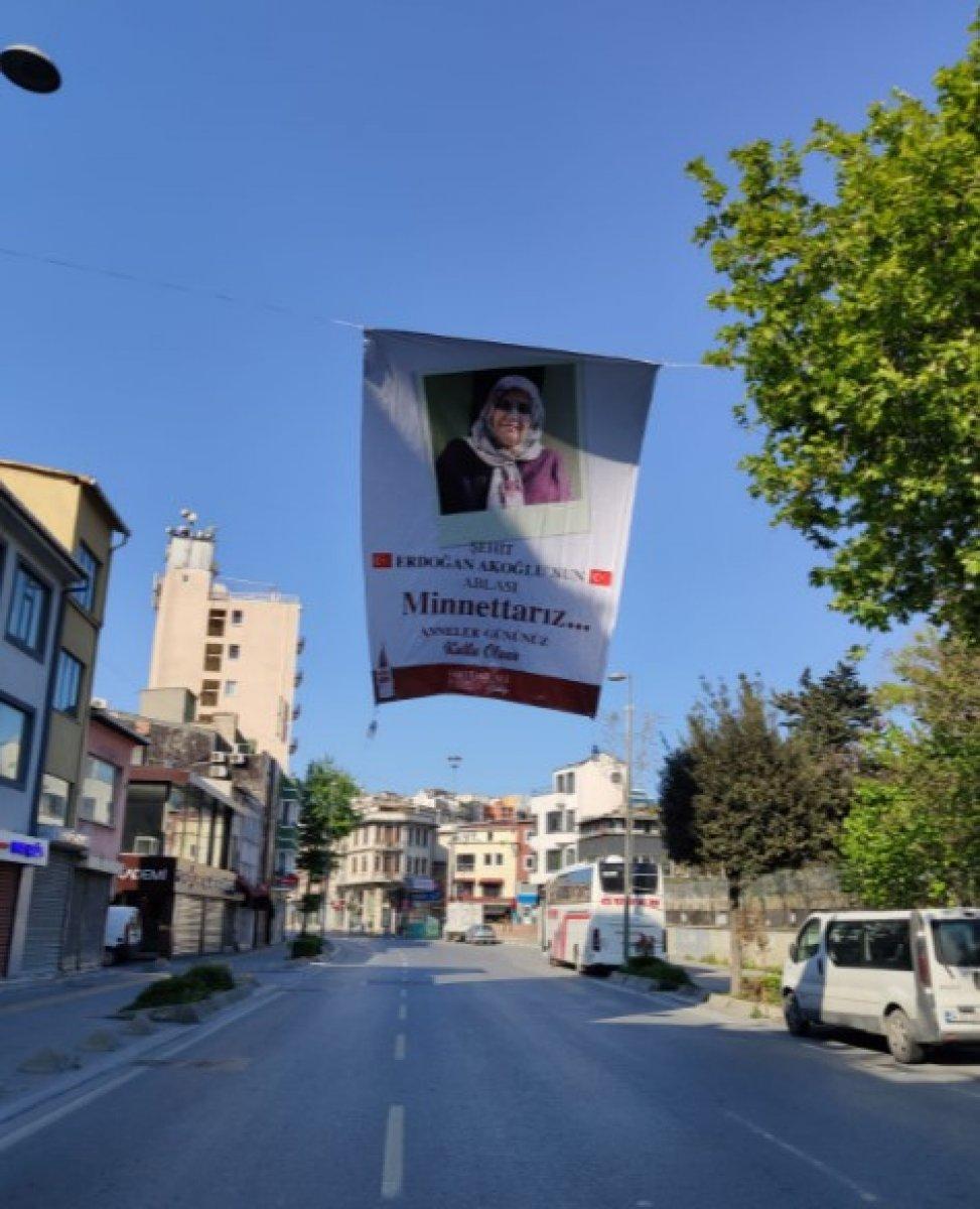 Beyoğlu sokaklarına annelerin fotoğrafları asıldı