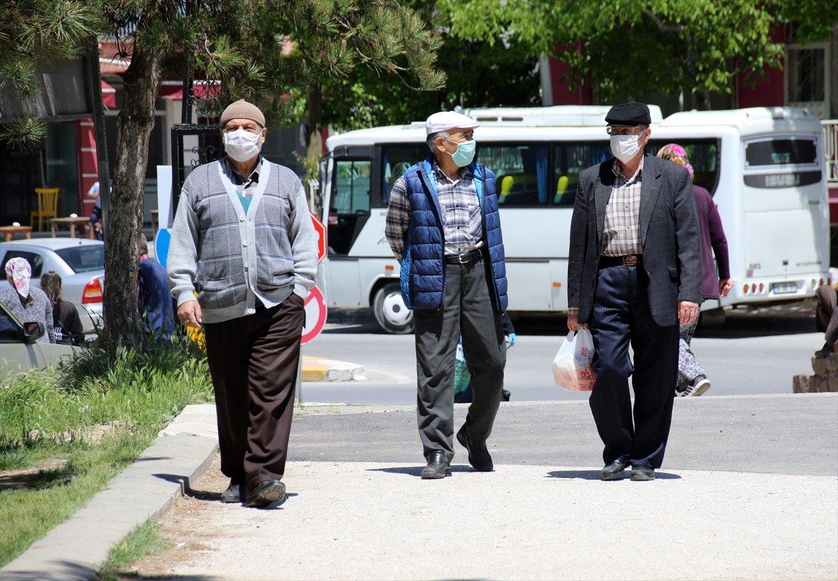 65 yaş üstü vatandaşlar dışarıya çıktı