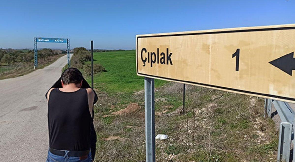 Çanakkale'de köy tabelası turistlerin ilgi odağı oldu