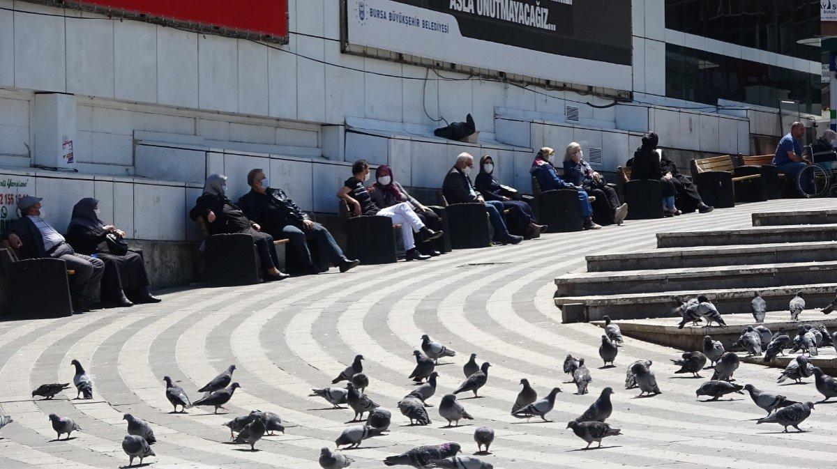 Bursa'da 65 yaş ve üzeri bankamatiğe koştu
