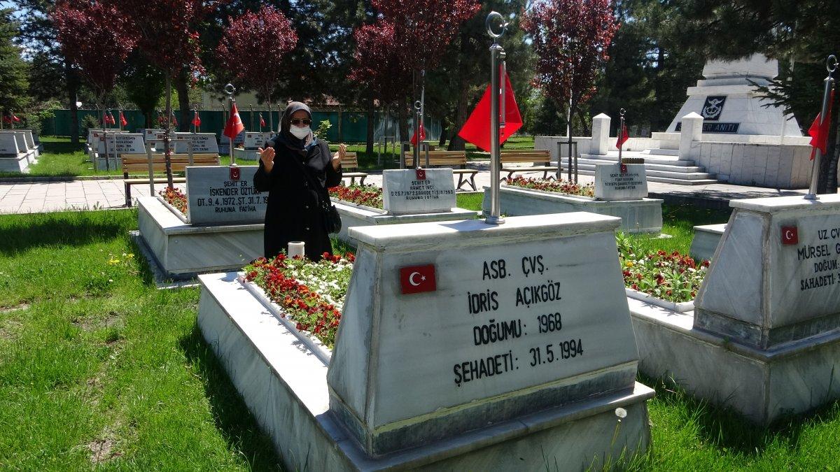 Yasak kalkınca şehit evladını görmeye gitti