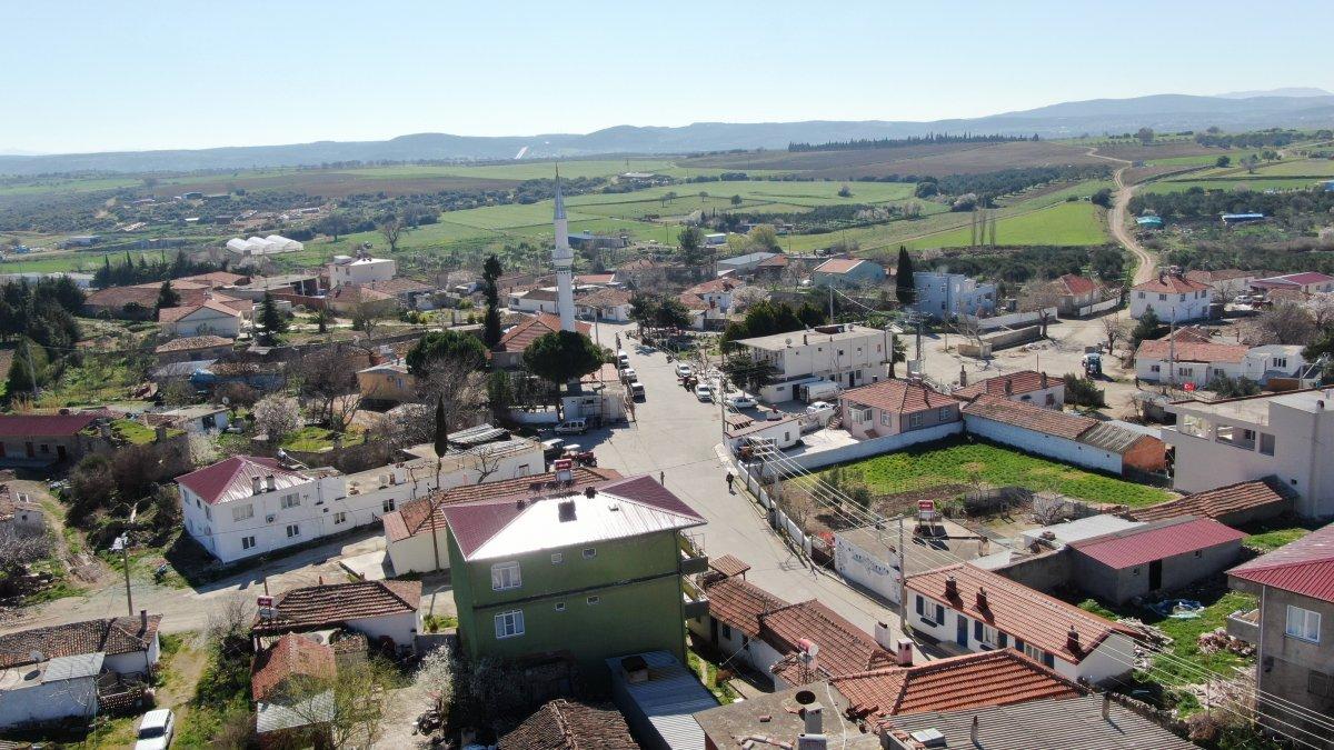 Çanakkale'de köy tabelası turistlerin ilgi odağı oldu