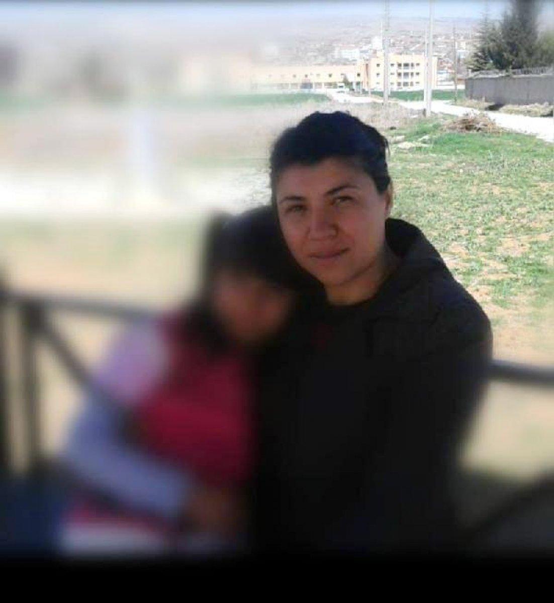 Emine Bulut'un kızı, annesinin mezarını ziyaret etti