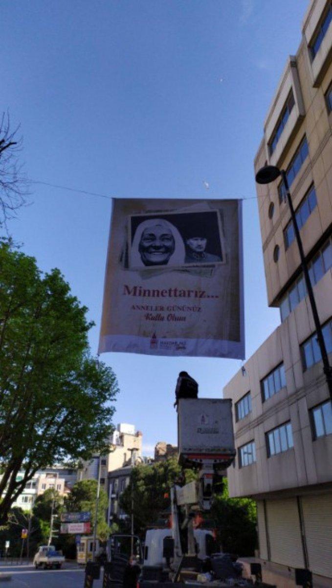 Beyoğlu sokaklarına annelerin fotoğrafları asıldı