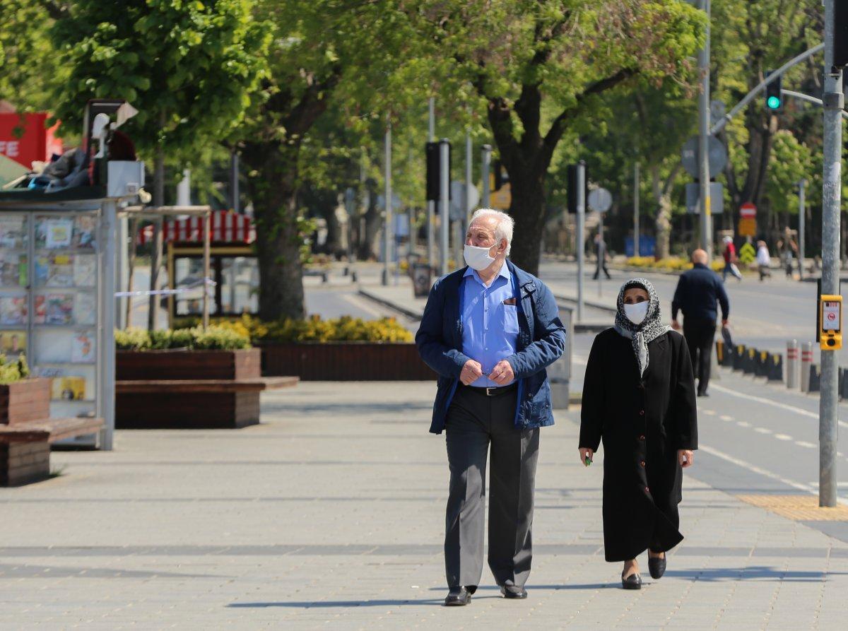 65 yaş üstü vatandaşlar dışarıya çıktı