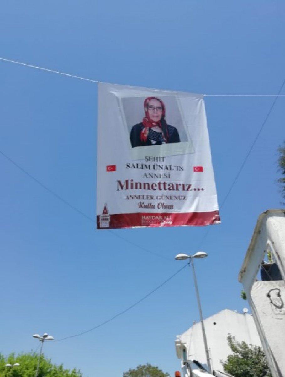Beyoğlu sokaklarına annelerin fotoğrafları asıldı