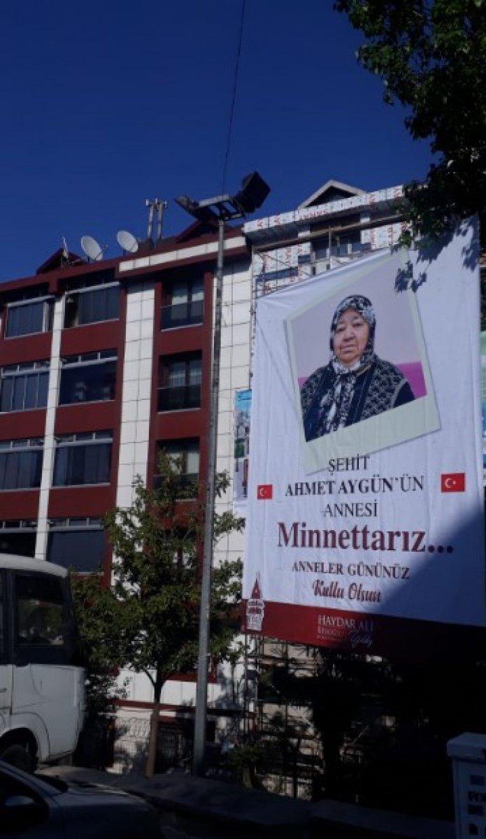 Beyoğlu sokaklarına annelerin fotoğrafları asıldı