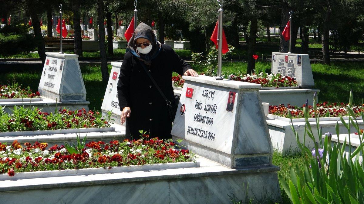 Yasak kalkınca şehit evladını görmeye gitti