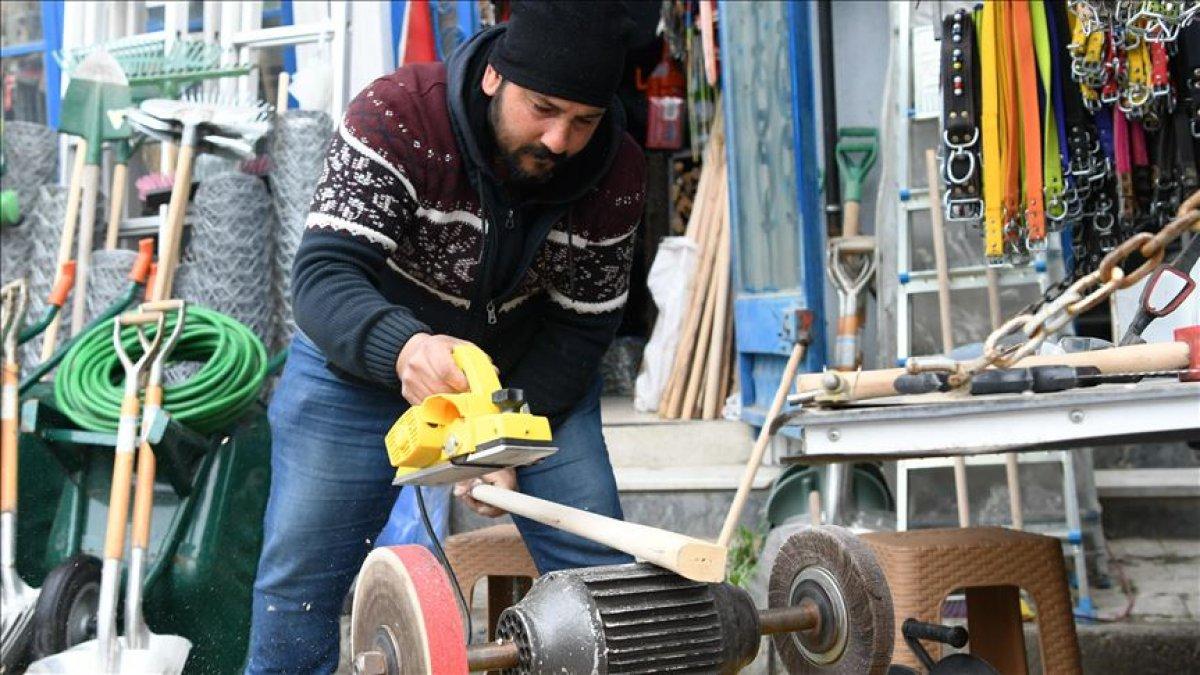 Bankacılığı bırakıp, ata mesleği demirciliğe başladı