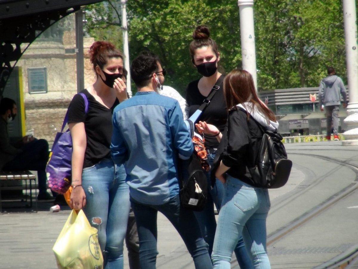 Taksim'de turistler polisle tartıştı, gazeteciye saldırdı