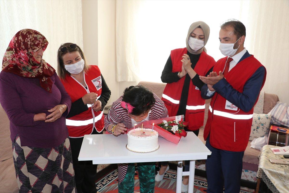 Engelli eşi ile çocuğuna bakan engelli anneye ziyaret